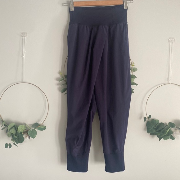 Lululemon pant dark blue size 2 cuffed 21” inseam - Picture 1 of 14